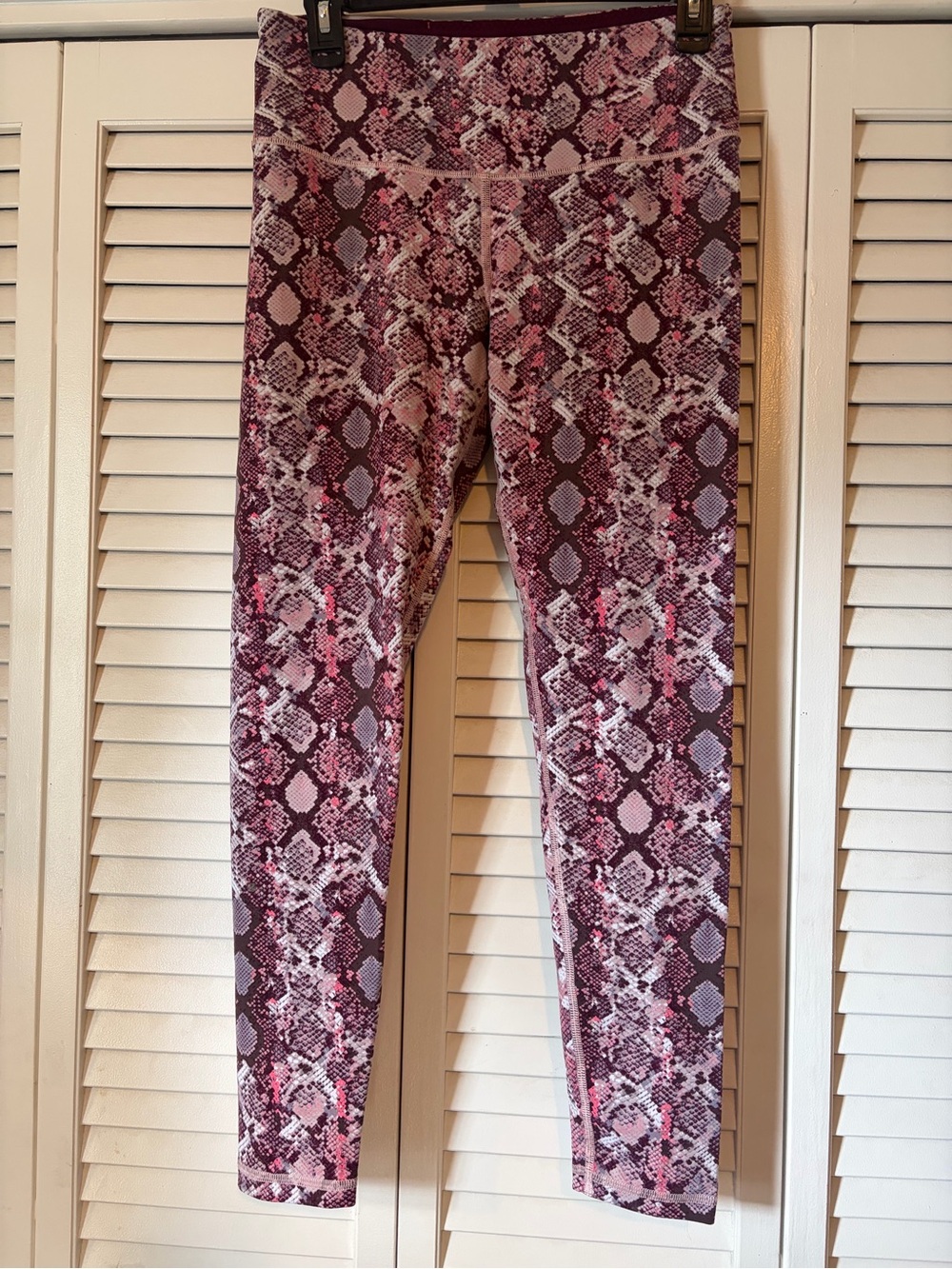 Victoria Sport Women's Printed Snake-Pattern Leggings in Plum Pink